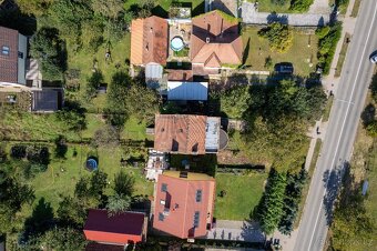 Vilka s arkýřem v České u Brna na parcele 465m2, vjezd, park - 16