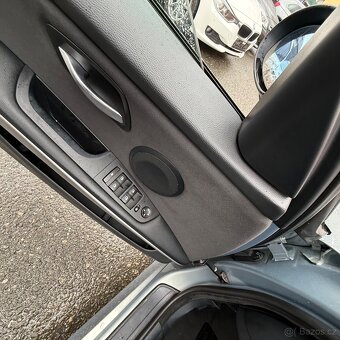 BMW 320i E91 manuál - 16