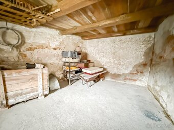 Prodej rodinného domu se dvěmi bytovými jednotkami, 246 m2 - - 16