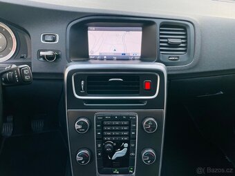 Volvo V60 2.4D5 5-VÁLEC MANUÁL VÝHŘEV KAMERA TAŽNÉ SERVISKA - 16