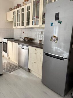 Samostatně stojící rodinný dům 284 m2 na pozemku 687 m2. - 16
