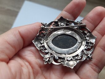 Stříbrná brož s onyxem - 16