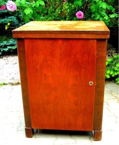 Starožitný cca 100 let starý skříňový šicí stroj - 16