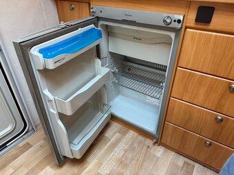 Adria Adora 462 PH 2005 se stanem a pevnou postelí - 16