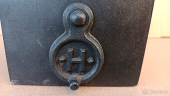 Stará orig. atypická žehlička s komínem. Zdobená do sbírky. - 16