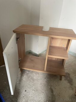 Koupelnové skříňky a zrcadlo - 16