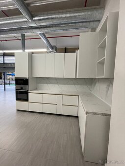 Prodám NOVOU bilu kuchyň Plzeň DTD Egger - 16