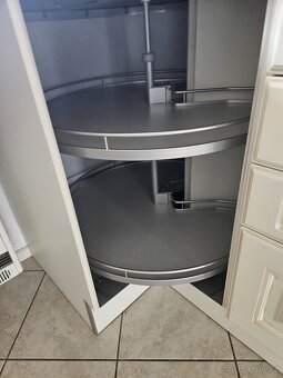 Moderní kuchyňská linka se spotřebiči - 16