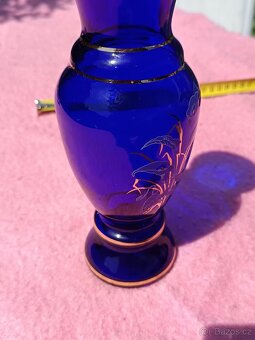 Modrá skleněná váza s květinami - 16