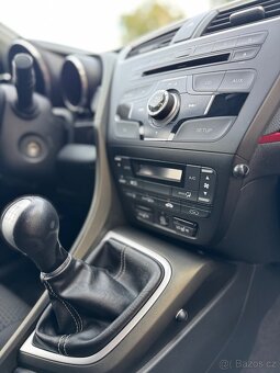 Spolehlivá a servisovaná Honda Civic 1.4 i-VTEC (2015) - 16