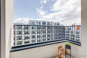 Pronájem moderně zařízeného bytu 1+kk (34,2 m²) s parkováním - 16