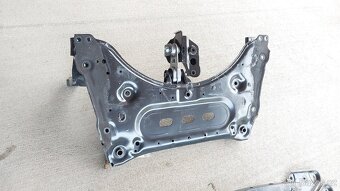 Nissan Qashqai J11: Nápravnice přední - 16