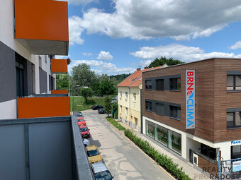 Pronájem bytu 1+kk, 41,5m2, balkonem, sklepem a garážovým st - 16