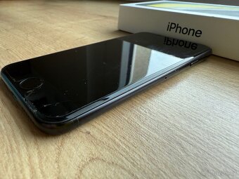Prodám iPhone SE 2020 – 64 GB – černý - ZÁNOVNÍ - 16