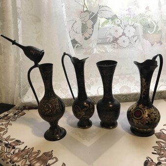 Černé tepané karafy, váza a vintage - 16