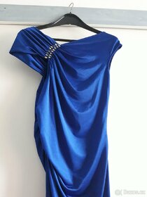 Dámské plesové šaty královská modrá vel S lesklé s řasením - 16