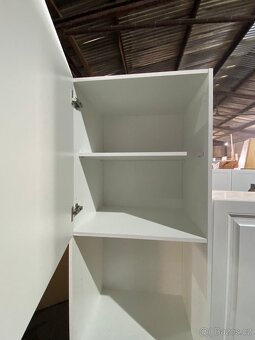 Moderní kuchyňská linka bez spotřebiči - 16