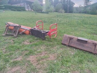 Smykový nakladač UNC 061 s příslušenstvím. - 16