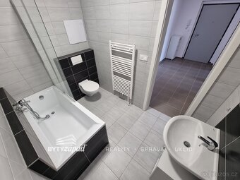 Pronájem prostorného a slunného bytu 2+kk o velikosti 80 m2 - 16