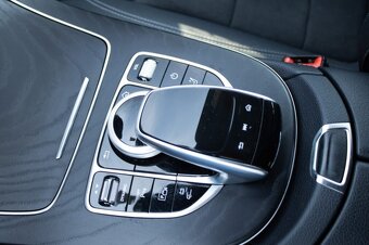 Mercedes Benz E 300 de T Avantgarde (2020) - 16