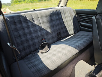 BMW E30 Coupe,1.8IS 100KW,manual,plasťák,Brillantrot,nádhern - 16
