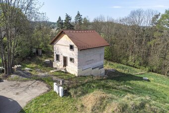 Prodej hrubé stavby 5+kk, zahrada 1272 m2, Praha východ - St - 16