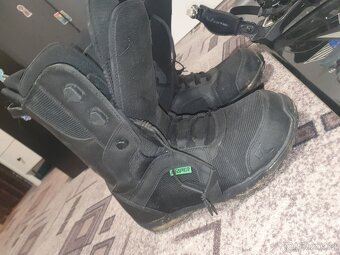 Snowboard s vázáním a botama - 16