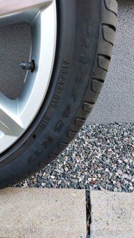 Alu kola 5x100 r17 originál vw polo letní pneu - 16