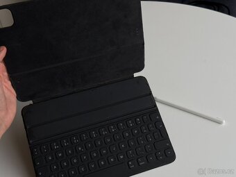 Apple iPad Pro 11" (2021, M1, 128GB) + Klávesnice + Pencil - 16