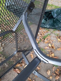 Kovový stůl- tahokov 2 ks,hliníková křesílka 4 ks,plast.křes - 16