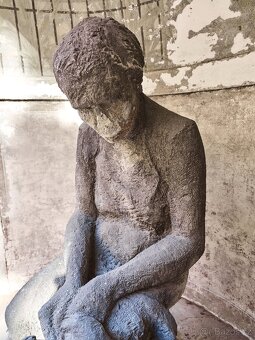 Obří pískovcové sousoší „Matka s dítětem” z období první rep - 16