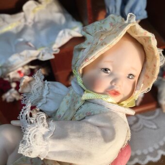 sběratelské panenky porcelánové značené  a polička - 16