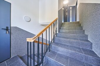 Prodej nového mezonetového bytu 3+1 se zahradou s bazénem - 16