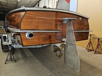 Mahagonový člun - motor Ford - 16