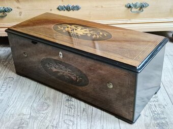 Krásný starožitný hrací stroj se zvonečky a bubínkem - 16