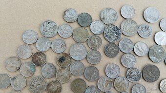 Československé mince - konvolut minci v dřevěné truhličce - 16