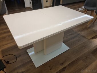 Bílý jídelní stůl - 16