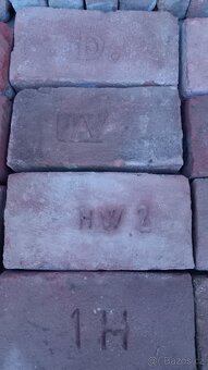 Staré cihly se znakem - 16