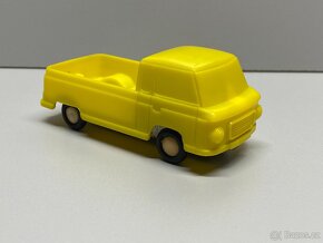 autíčko igra barkas staré hračky igra žluté autíčko retro - 16