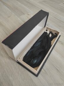 Starožitné ručně vyšívané dečky, broušená mísa, vějíř - 16