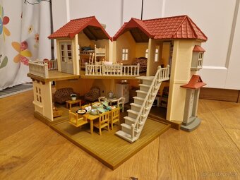 Sylvanian families dvoupatrový domeček se světly - 16