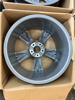 ORIGINÁLNÍ ALU KOLA AUDI A5 8T0601025F ET 32 8.5Jx19H2 - 16