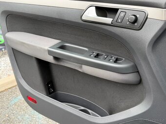 ►VW TOURAN 1,6 MPI FREESTYLE- 7 MÍST, PARK. SENZORY, NAVI ◄ - 16