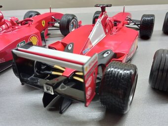 3x F1 FERRARI F2001 a F2000 SCHUMACHER HOTWHEELS 1:18 - 16