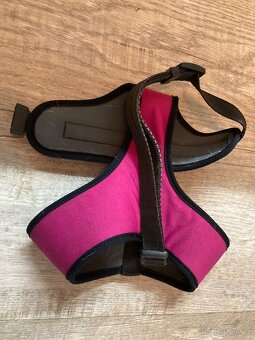 Postroje a oblečky na menšího pejska - 16