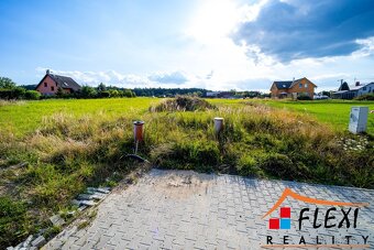 Prodej stavebního, zasíťovaného pozemku o výměře 1403 m2 v l - 16