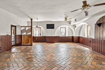Multifunkční objekt přímo na náměstí v Sadské - 16