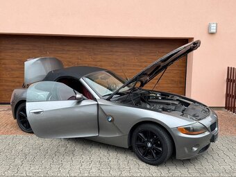 BMW Z4 2.2i (125kw) manuál, dovoz DE, červená kůže - 16