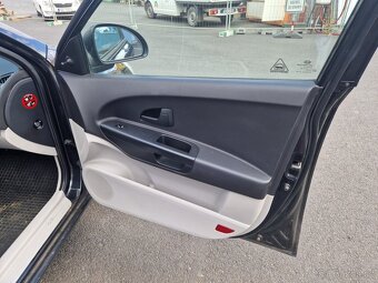 Kia Cee´d, 1,6 CRDi 84kW, 1. MAJITEL - 16