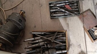 Historický soustruh kombinovaný s frézou. - 16